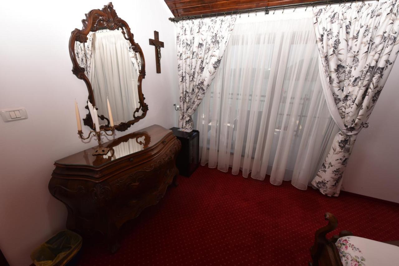 Готель Casa Andrei Оршова Екстер'єр фото